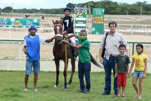 Premiação de um vencedor na pista do Aquiraz
